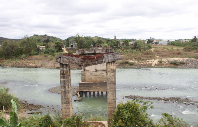 Cầu Quảng Phú xây dựng và được quyết toán hơn 6 tỷ đồng rồi bỏ hoang lâu nay. Ảnh: Quang Yên.
