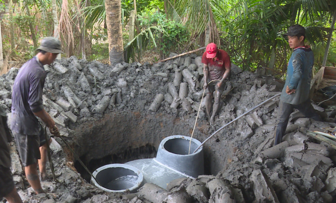 Đào hầm xây dựng hố biogas giải quyết vấn nạn ô nhiễm môi trường chăn nuôi. Ảnh: Minh Đảm.