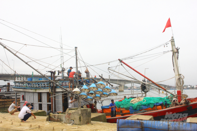 A high increase in gasoline price along with the continuous monsoon weather has hindered many sea voyages of fishing boats in Quang Tri Province. Photo: Photo: CD.