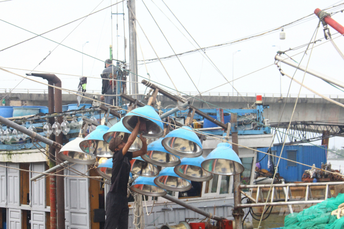 Tàu cá đánh bắt xa bờ neo đậu tại cảng cá Cửa Việt do giá xăng dầu tăng cao. Ảnh: CĐ.
