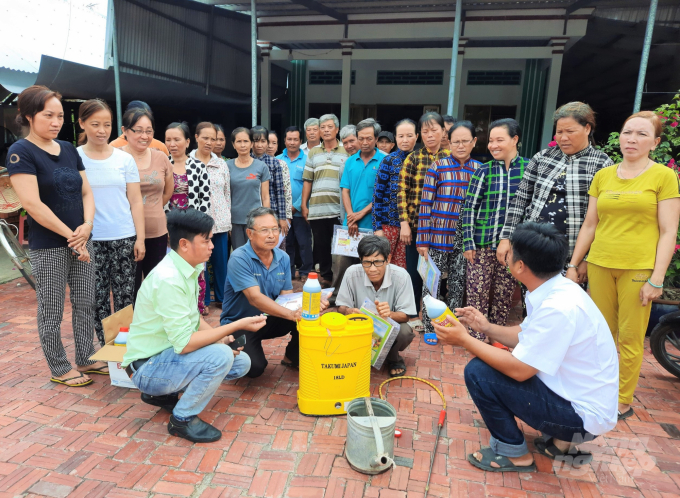 Cán bộ Khuyến nông cơ sở thuộc Tổ Kinh tế Kỹ thuật ở huyện Tân Hiệp (Kiên Giang) tập huấn cho nông dân về cách sử dụng hóa chất phòng trừ dịch hại trên cây trồng, vật nuôi. Ảnh: Trung Chánh.