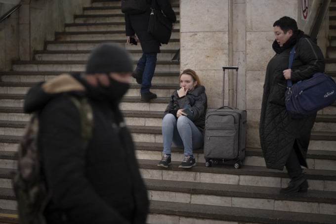 Người dân Ukraine trú ẩn dưới đường tàu điện ngầm để rời thủ đô Kyiv hôm 24 tháng 2 năm 2022. Ảnh: AP