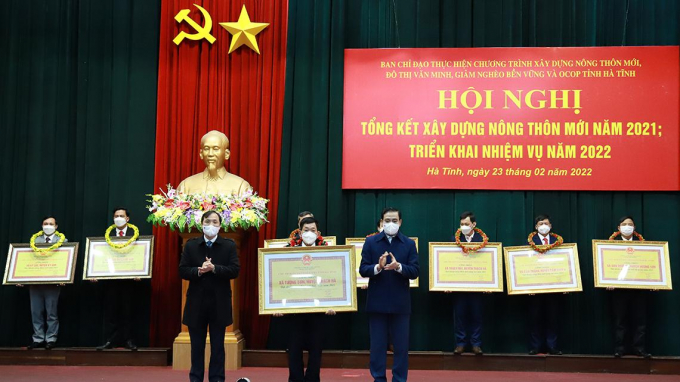 Ông Hoàng Trung Dũng, Bí thư tỉnh ủy và ông Võ Trọng Hải, Chủ tịch UBND tỉnh Hà Tĩnh trao bằng đạt chuẩn NTM, NTM nâng cao, NTM kiểu mẫu năm 2021 cho các xã. Ảnh: TH.