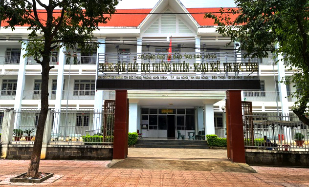 Trung tâm Giáo dục thường xuyên - Ngoại ngữ Tin học Đăk Nông thông báo mở lớp 'cò' bất động sản. Ảnh: Quang Yên.