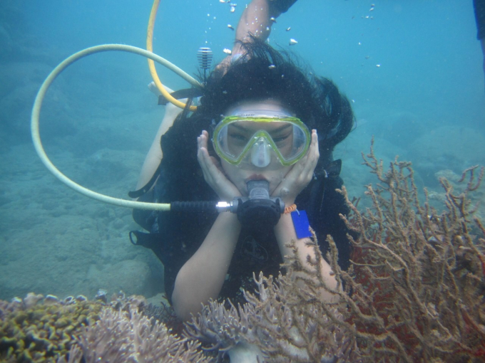 Tourism exploitation in coral reef areas in Binh Dinh needs to be controlled to avoid the degradation of the ecosystem there due to overcrowded tourists diving. Photo: V.D.T.