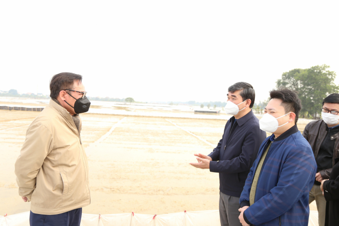 Ông Nguyễn Như Cường, Cục trưởng Cục Trồng trọt (ngoài cùng bên trái) và ông Bùi Văn Thăng, Giám đốc Sở NN-PTNT Hải Dương (thứ hai từ trái sang) kiểm tra tình hình sản xuất lúa tại huyện Nam Sách. Ảnh: Minh Phúc.