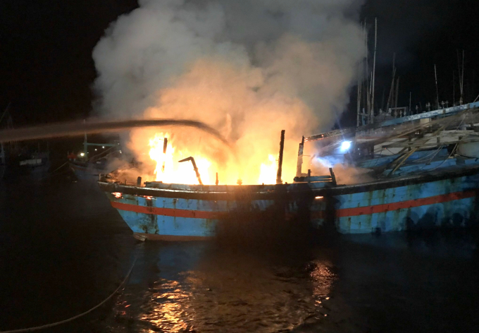 Hiện trường vụ cháy tàu BĐ 97641 TS của ông Nguyễn Văn Hiếu vào rạng sáng ngày 20/1/2022 tại Cảng cá Tam Quan (thị xã Hoài Nhơn, Bình Định). Ảnh: V.Đ.T.