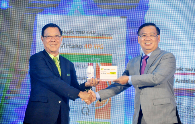 Ông Trần Thanh Vũ, Tổng Giám đốc Công ty TNHH Syngenta Việt Nam (phải) trao 2 sản phẩm Amistar Top 325SC và Virtako 40WG cho nhà phân phối VFC. Ảnh: Lê Hoàng Vũ.
