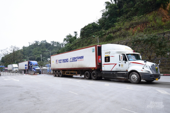 Các xe container Việt Nam trở về sau khi chuyển hàng thành công cho phía Trung Quốc. Ảnh: Tùng Đinh.
