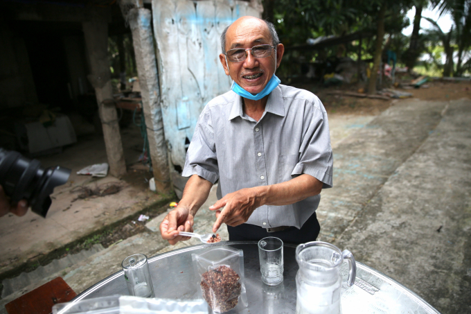 Mr. Tu Dau introducing one of his products - dried dragon blood rice. Photo: Phuc Lap.