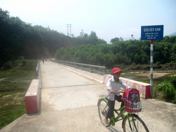 Hạ tầng giao thông các huyện miền núi ở Bình Định hoàn thiện trong quá trình xây dựng nông thôn mới. Ảnh: V.Đ.T.