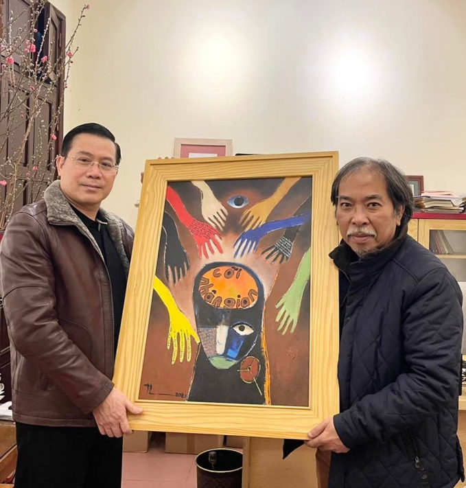 Nhà thơ Nguyễn Quang Thiều, Chủ tịch Hội Nhà văn Việt Nam (phải) tặng nhà văn Nguyễn Phúc Lộc Thành bức tranh ông đã vẽ làm bìa sách 'Cõi nhân gian'.