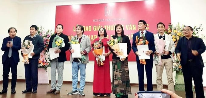 Nhà văn Nguyễn Phúc Lộc Thành (thứ ba từ trái sang) - tân hội viên Hội Nhà văn Việt Nam.