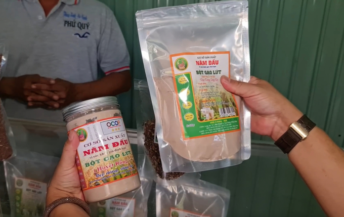 'If you want to improve the value of agro-products, you need to conduct deep processing' - Mr. Tu Dau. (In Photo: Nam Dau Production Facility’s dragon blood rice flour and dried rice products). Photo: Phuc Lap.