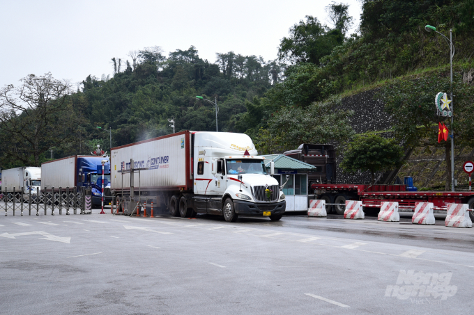Xe container Việt Nam trở về sau khi giao hàng ở Trung Quốc theo phương thức cũ. Ảnh: Tùng Đinh.