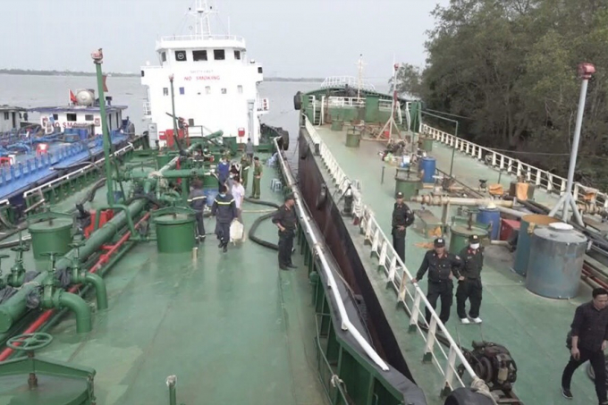 Hai tàu biển tải trọng 1.500 tấn vận chuyển xăng lậu bị bắt giữ. Ảnh: Công an Đồng Nai cung cấp.