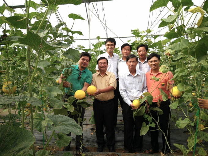 Bộ trưởng Bộ NN-PTNT Lê Minh Hoan (hàng đầu, thứ 2 từ trái qua) đến chia vui với thành quả của Ecofarm khi còn là Bí thư Tỉnh ủy Đồng Tháp. Ảnh: Ecofarm.
