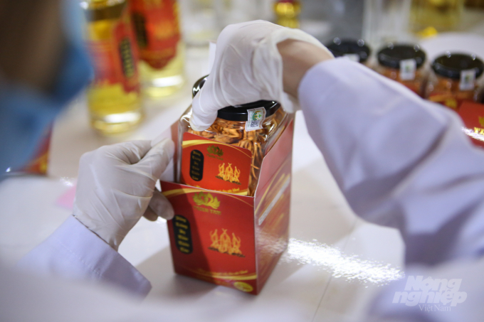 Đầu năm 2022, sản phẩm đông trùng hạ thảo và rượu đông trùng hạ thảo Thiên Tâm được tỉnh Hà Tĩnh công nhận là sản phẩm đạt chuẩn OCOP 3 sao. Ảnh: Thanh Nga.