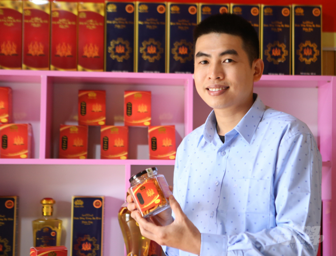 Anh Nguyễn Thành Luân là người đầu tiên ở Hương Sơn xây dựng thành công mô hình nuôi trồng đông trùng hạ thảo. Ảnh: Thanh Nga.