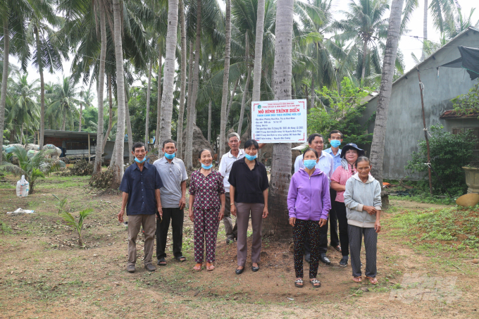 The 'Intensification of organic coconut farming' model is implemented by the Binh Dinh province's Agricultural Extension Center in collaboration with the Agricultural Service Center of Hoai Nhon Town. Photo: V.D.T.