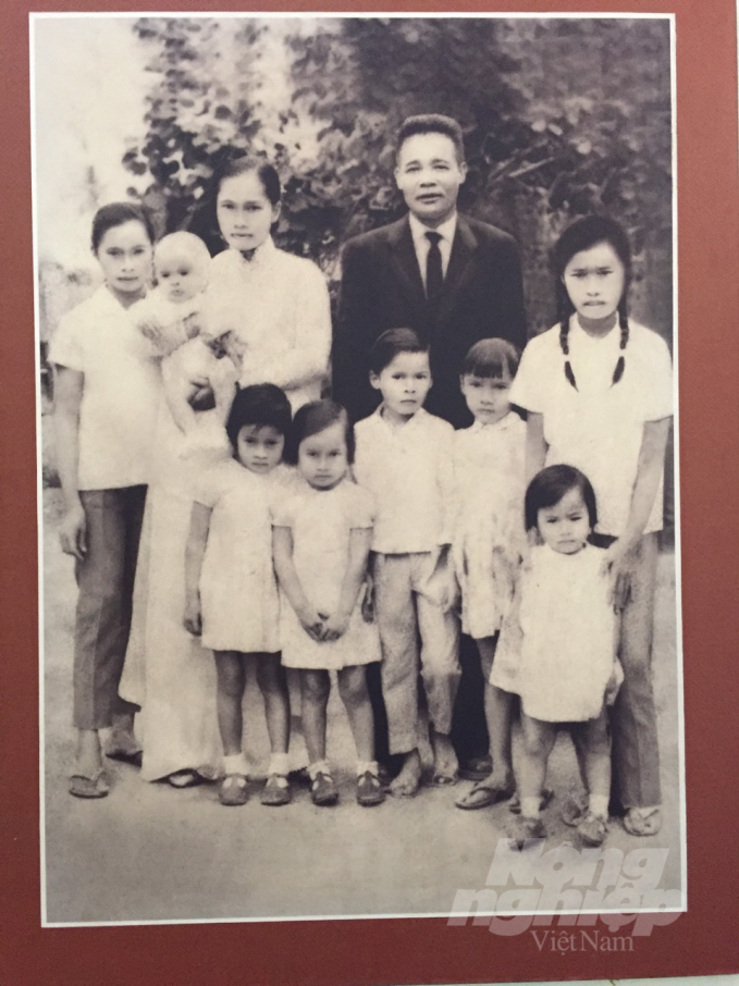 Bố mẹ và các chị em, Trần Thị Dung khi ấy mặc váy cắt tóc mái đứng bên tay trái bố, bên phải là cô em mặc đồ nam nhưng cao hơn. Ảnh: Tư liệu gia đình.