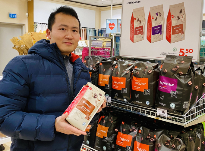 Tác giả bên kệ hàng bày bán cà phê nhập khẩu từ Việt Nam vào thị trường Hà Lan.