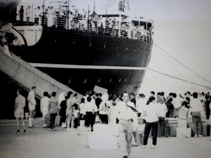 Những chuyến tàu chở Việt kiều Tân đảo hồi hương. Ảnh: Tư liệu.