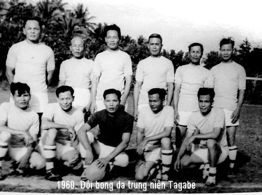 Ba chị Trần Thị Dung đứng hàng đầu, thứ ba từ trái sang trong đội bóng đá trung niên ở Tân đảo. Ảnh: Tư liệu.