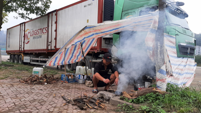 Lái xe nông sản chuẩn bị nấu bữa trưa trong những ngày bám trụ tại cửa khẩu Kim Thành. Ảnh: X.T