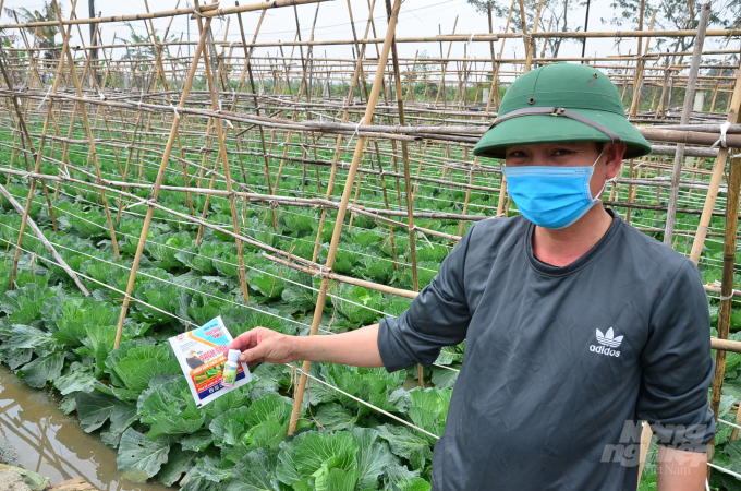 Le Van Hau, a 44 year-old farmer in Linh Thuong village (Yen Phu commune). Photo: Duong Dinh Tuong.