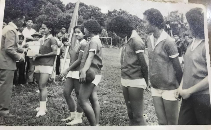 Đội bóng nữ của người Việt ở Tân đảo. Ảnh: Tư liệu.
