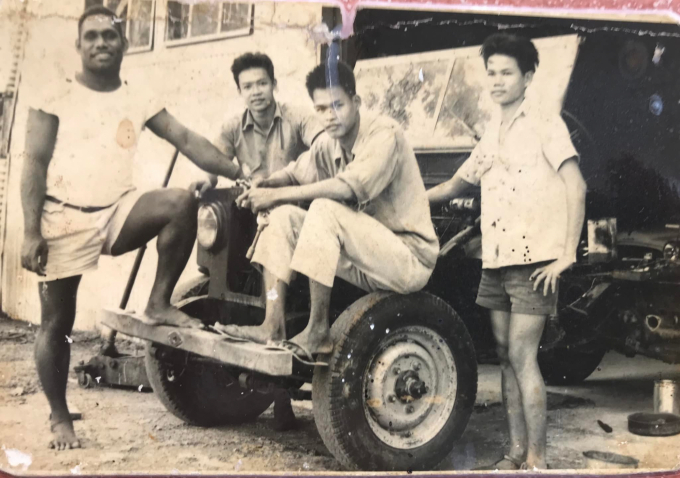 Việt kiều Tân đảo chụp ảnh cùng dân bản xứ da đen. Ảnh: Tư liệu.