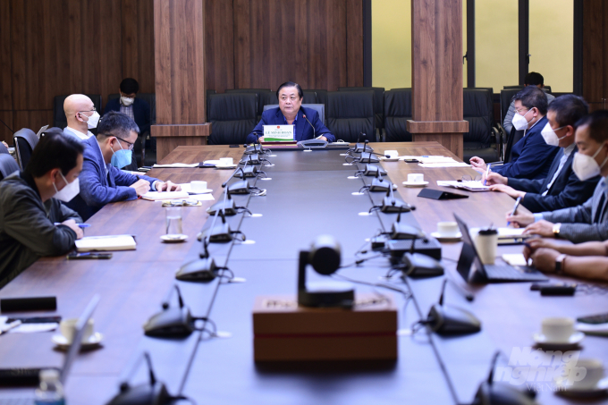 Minister of Agriculture and Rural Development Le Minh Hoan worked with units of the Ministry of Industry and Trade, the Ministry of Foreign Affairs, the Ministry of Agriculture and Rural Development (MARD) along businesses and industry associations. Photo: Tung Dinh.
