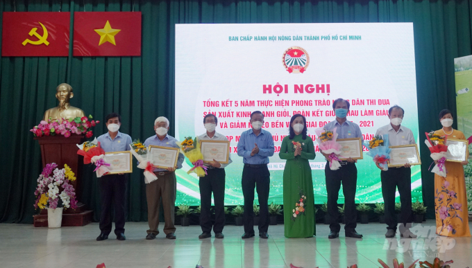 Seven outstanding farmers representing 244 excellent production and business households at the municipal level during 2017-2022 were proposed to receive certificates of merit from the Prime Minister. Photo: Nguyen Thuy.