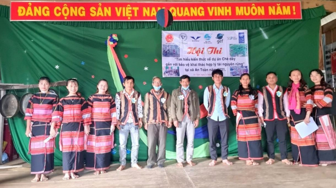 People in An Toan actively participated in a contest to learn about growing vine tea under the forest canopy in association with rational exploitation of forest resources. Photo: V.D.T.