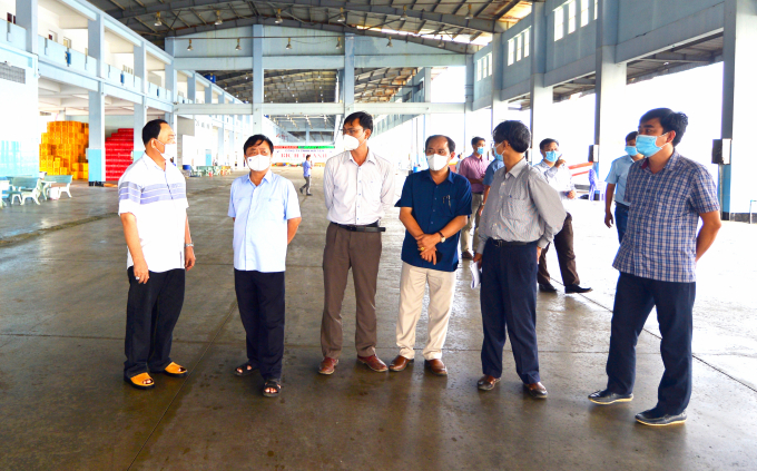 Bộ trưởng Bộ NN-PTNT Lê Minh Hoan ghé thăm cảng cá Phan Thiết, tỉnh Bình Thuận. Ảnh: MP.