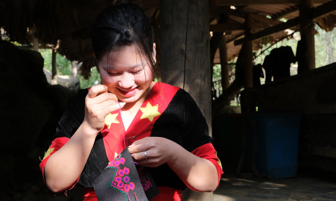 Một thiếu nữ người Mông tại bản Sin Suối Hồ. Ảnh: Bảo Thắng.