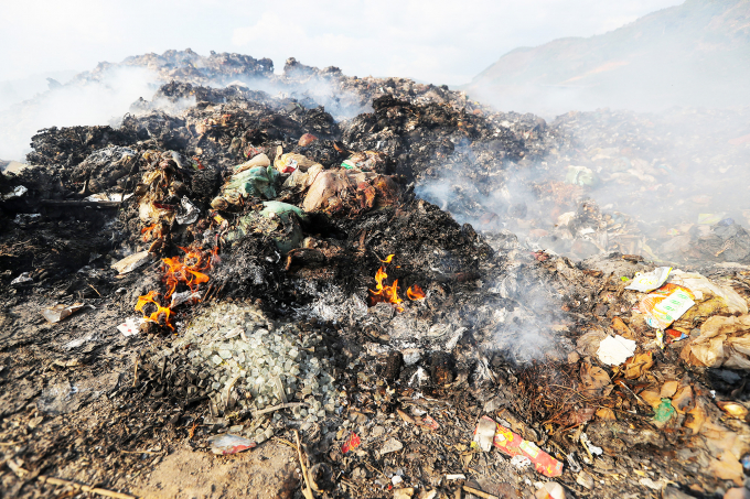 Bãi rác cháy liên tục suốt hơn 2 tháng tạo ra lượng khói độc hại ảnh hưởng đến môi trường và cuộc sống người dân. Ảnh: L.T.