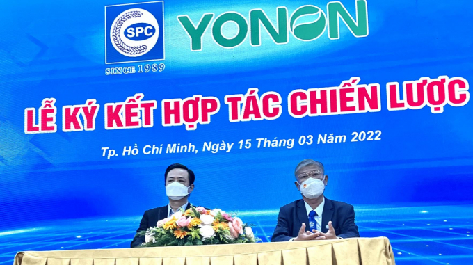PGS.TS Nguyễn Quốc Dũng, Giám đốc Công ty Cổ phẩn BVTV Sài Gòn (bên phải) ký kết hợp tác chiến lược với các đối tác nước ngoài. Ảnh: SPC.