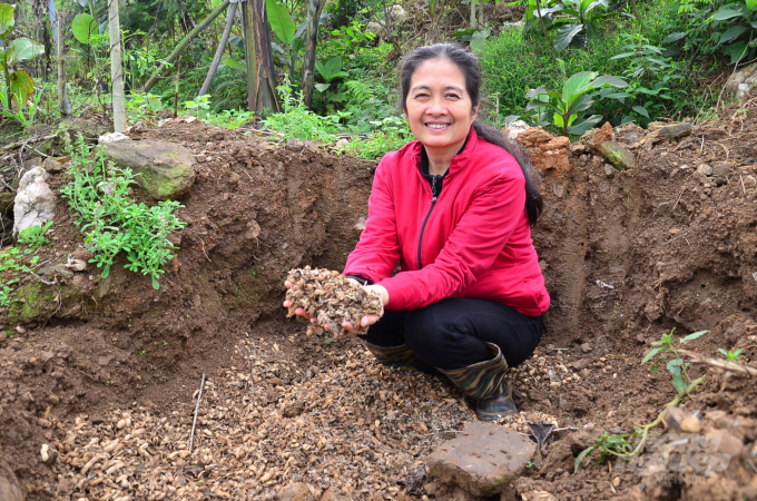 Ms. Dinh Thi Song Nga composts organic fertilizer. Photo: Duong Dinh Tuong.