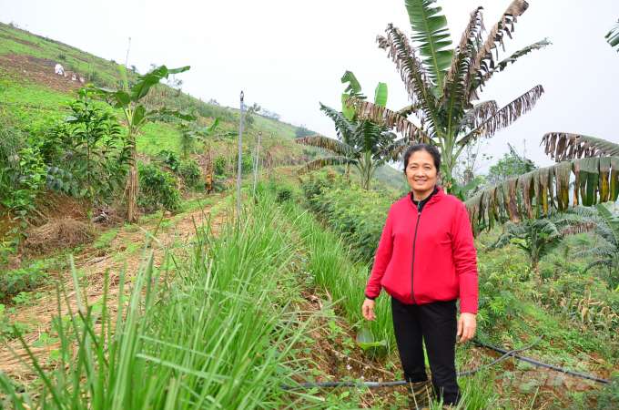 Ms. Dinh Thi Song Nga in a corner of the garden. Photo: Duong Dinh Tuong.