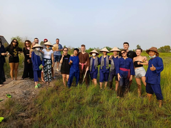 Đông đảo khách quốc tế tới tham quan, trải nghiệm tại Việt Mekong Farmstay. Ảnh: Trọng Trung.