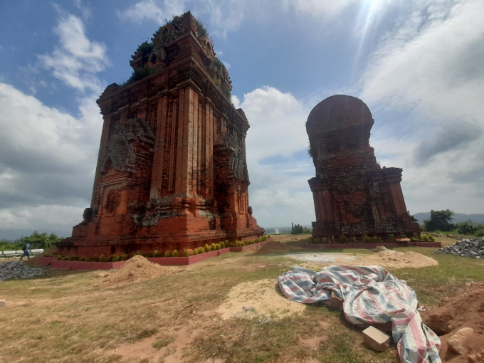 Công trình trùng tu tháp Bánh Ít do Sở Văn hóa và Thể thao Bình Định làm chủ đầu tư, tổng kinh phí xây dựng 25,6 tỷ đồng. Ảnh: V.Đ.T.