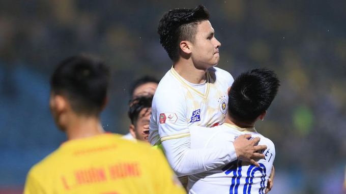 Quang Hải ăn mừng bàn thắng cùng đội trưởng Văn Quyết. Ảnh: VPF.