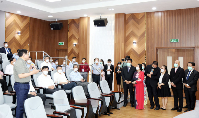 Thủ tướng Phạm Minh Chính trao đổi với lãnh đạo Công ty CPV Food và đại diện Tập đoàn CP của Thái Lan tại Việt Nam. Ảnh: Trần Phương.