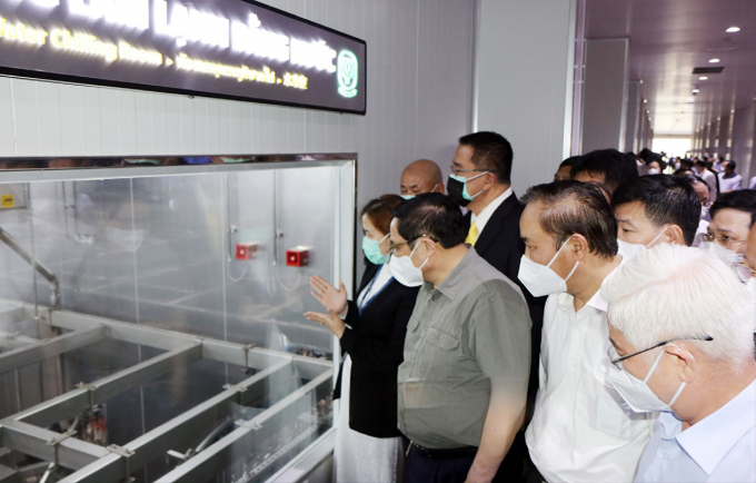 Thủ tướng Phạm Minh Chính tham quan hệ thống dây chuyền sản xuất của CPV Food. Ảnh: Trần Phương.