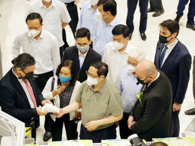 Thủ tướng Chính phủ xem sản phẩm vừa sản xuất của Hayat Kimya Việt Nam. Ảnh: Trần Phương.
