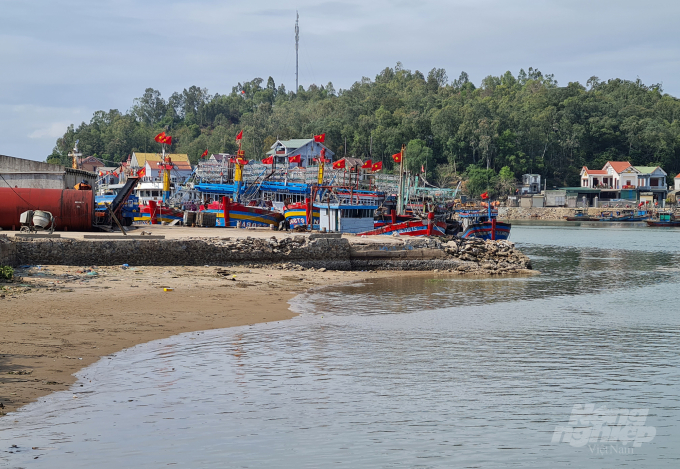 Cảng cá xuống cấp, thiếu kinh phí đầu tư nâng cấp là lực cản đối với ngành thủy sản Nghệ An. Ảnh: Việt Khánh.