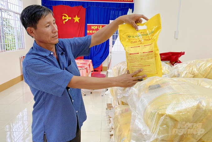 HTX Nông nghiệp An Bình đã xây dựng thương hiệu 'Gạo an toàn An Bình 1', được UBND tỉnh An Giang trao chứng nhận sản phẩm OCOP cấp tỉnh. Ảnh: Văn Vũ.