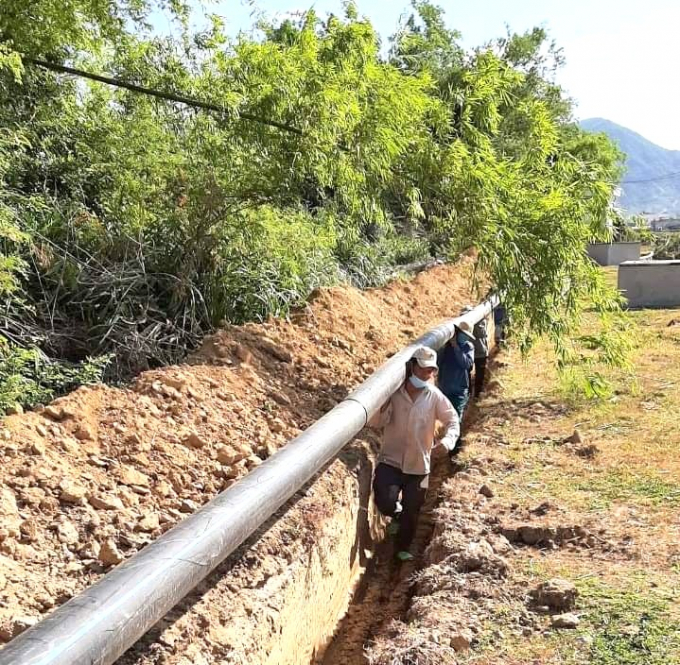 Nhân viên Trung tâm NS&VSMTNT lắp đặt hệ thống đường ống mở rộng phạm vi cung cấp nước. Ảnh: TTNS.